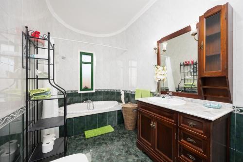 łazienka z dwiema umywalkami i dużym lustrem w obiekcie Villa Sol Y Mar w mieście Yaiza