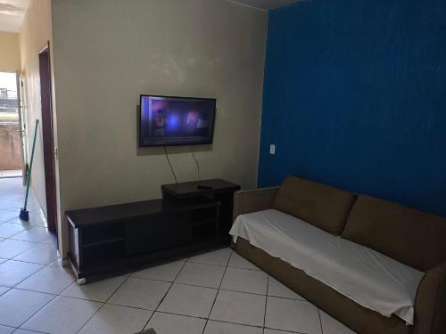 Televiisor ja/või meelelahutuskeskus majutusasutuses Ouropreto3quarto103