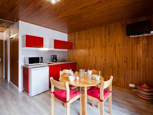une salle à manger avec une table et des chaises et une cuisine dans l'établissement Studio 2* lumineux avec balcon, parking et WiFi à Brides-les-Bains - FR-1-512-3, à Brides-les-Bains