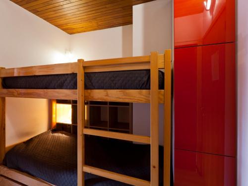 Ce dortoir comprend 2 lits superposés et un placard. dans l'établissement Studio 2* lumineux avec balcon, parking et WiFi à Brides-les-Bains - FR-1-512-3, à Brides-les-Bains