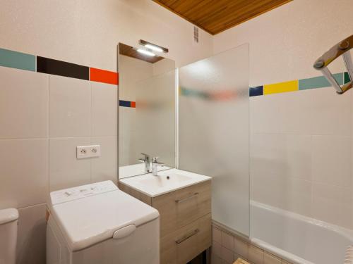 une salle de bain avec un lavabo, des toilettes et une douche dans l'établissement Studio 2* lumineux avec balcon, parking et WiFi à Brides-les-Bains - FR-1-512-3, à Brides-les-Bains