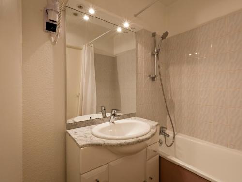 une salle de bain avec un lavabo, une douche et une baignoire dans l'établissement Studio avec Balcon en Centre-Ville, Proche Télécabine et Thermes à Brides-les-Bains - FR-1-512-14, à Brides-les-Bains