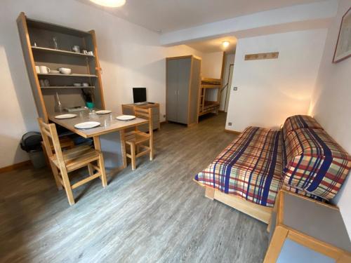 une chambre avec un lit et une table et un lit et un bureau dans l'établissement Studio 4 Couchages avec Balcon en Centre-Ville, Proche Remontées et Thermes – Brides-les-Bains - FR-1-512-69, à Brides-les-Bains