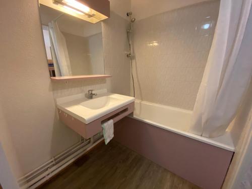 une salle de bain avec un lavabo, une baignoire et un miroir dans l'établissement Studio 4 Couchages avec Balcon en Centre-Ville, Proche Remontées et Thermes – Brides-les-Bains - FR-1-512-69, à Brides-les-Bains