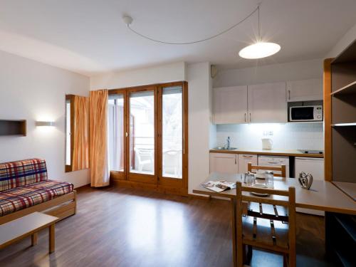 Studio 2 pers, centre-ville, près des thermes, balcon, WiFi, télécabine à 200m, parking dispo - FR-1-512-97