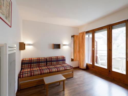 un salon avec un canapé et une table dans l'établissement Studio 2 pers, centre-ville, près des thermes, balcon, WiFi, télécabine à 200m, parking dispo - FR-1-512-97, à Brides-les-Bains