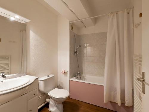 une salle de bain avec toilettes, lavabo et douche dans l'établissement Studio 2 pers, centre-ville, près des thermes, balcon, WiFi, télécabine à 200m, parking dispo - FR-1-512-97, à Brides-les-Bains