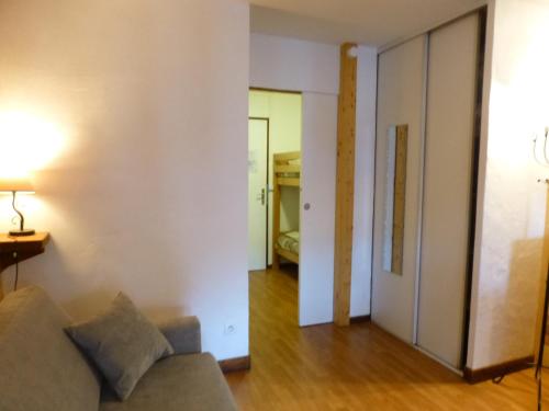 - un salon avec un canapé et un couloir dans l'établissement Studio 4 pers avec Balcon, Parking et Wi-Fi, Proche Thermes, Brides-les-Bains - FR-1-512-100, à Brides-les-Bains