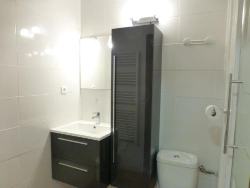 une salle de bain avec un lavabo, des toilettes et une douche dans l'établissement Studio 4 pers avec Balcon, Parking et Wi-Fi, Proche Thermes, Brides-les-Bains - FR-1-512-100, à Brides-les-Bains