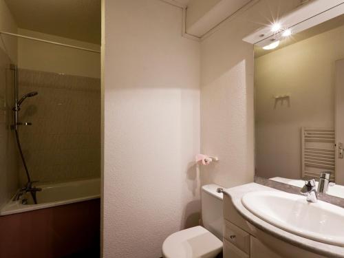 ein Badezimmer mit Waschbecken, Toilette und Spiegel in der Unterkunft Studio Confortable pour 2 Personnes avec Balcon, Proche Télécabine et Spa à Brides-les-Bains - FR-1-512-114 in Brides-les-Bains