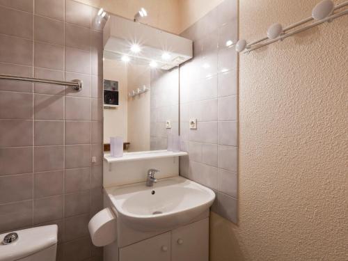 une salle de bain blanche avec un lavabo et un miroir dans l'établissement Studio avec Balcon et Double Exposition à Brides-les-Bains, Près des Thermes - FR-1-512-144, à Brides-les-Bains