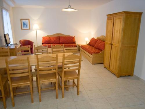 un salon avec une table, des chaises et un canapé dans l'établissement Grand duplex 2 pièces avec WiFi et animaux admis - FR-1-512-153, à Brides-les-Bains