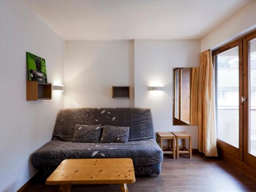 un salon avec un canapé et une table dans l'établissement Studio équipé avec balcon, WiFi et animaux admis - FR-1-512-184, à Brides-les-Bains