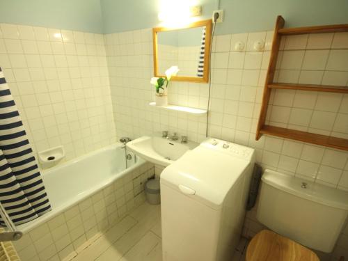 une salle de bain avec toilettes, baignoire et lavabo dans l'établissement Studio cosy 2 pers. avec balcon, centre Brides-les-Bains, proche thermes et télécabine - FR-1-512-205, à Brides-les-Bains