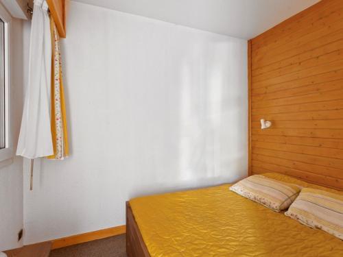 une petite chambre avec un lit dans une pièce dans l'établissement Studio 2* Centre Brides-les-Bains, 4 pers, Parking, Ski, Wifi - FR-1-512-215, à Brides-les-Bains