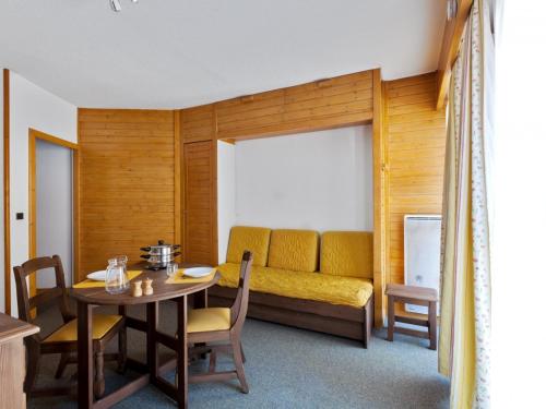 un salon avec un canapé et une table dans l'établissement Studio 2* Centre Brides-les-Bains, 4 pers, Parking, Ski, Wifi - FR-1-512-215, à Brides-les-Bains