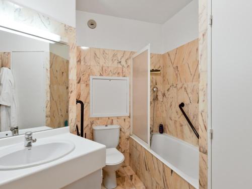 une salle de bain avec un lavabo, des toilettes et une baignoire dans l'établissement Studio 2* Centre Brides-les-Bains, 4 pers, Parking, Ski, Wifi - FR-1-512-215, à Brides-les-Bains