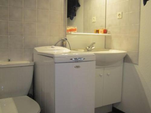 une salle de bain blanche avec un lavabo et des toilettes dans l'établissement Studio lumineux 2* avec balcon, parking et WIFI - 4 pers, proche thermes, calme assuré - FR-1-512-223, à Brides-les-Bains