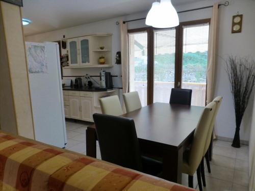 une cuisine et une salle à manger avec une table et des chaises dans l'établissement Appartement cosy 2 chambres, proche commerces, parking, wifi, animaux admis - FR-1-512-8, à Brides-les-Bains