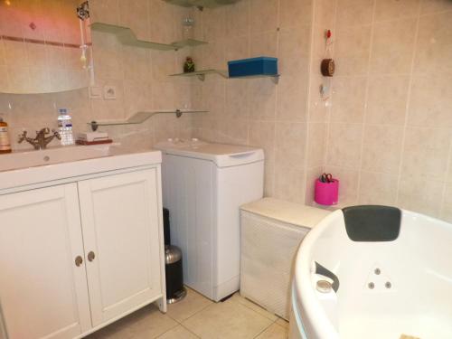 une salle de bain avec un lavabo, des toilettes et une baignoire dans l'établissement Appartement cosy 2 chambres, proche commerces, parking, wifi, animaux admis - FR-1-512-8, à Brides-les-Bains