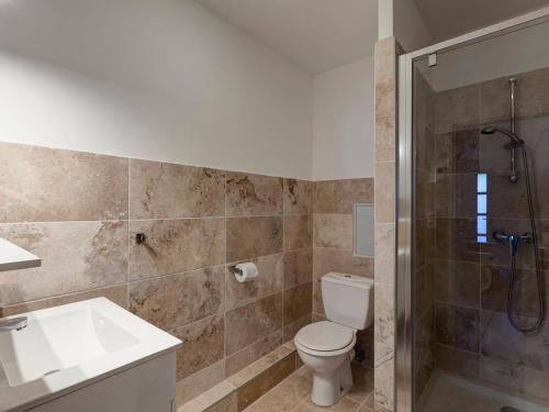 une salle de bain avec toilettes, douche et lavabo dans l'établissement Appartement neuf 2* au centre de Brides avec terrasse, proche télécabines et commerces - FR-1-512-41, à Brides-les-Bains