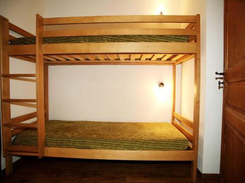 une chambre avec deux lits superposés dans une pièce dans l'établissement Charmant Studio à Brides-les-Bains, Résidence Cybèle, 4 Pers, Balcon, Parking, WiFi Inclus - FR-1-512-48, à Brides-les-Bains