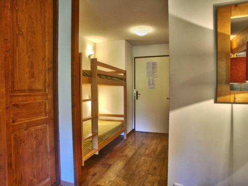 - un couloir avec une chambre dotée de 2 lits superposés dans l'établissement Studio équipé avec parking, WIFI, animaux admis à Brides-les-Bains - FR-1-512-49, à Brides-les-Bains