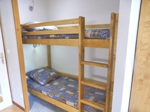 - une chambre avec lits superposés dans une maison dans l'établissement Studio cosy avec balcon, Wi-Fi, proche thermes et télécabine à Brides-les-Bains - FR-1-512-51, à Brides-les-Bains