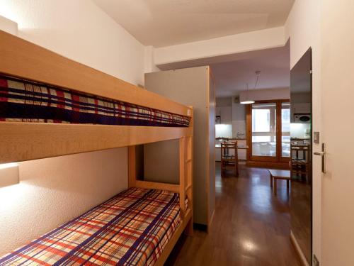 Cet appartement comprend une chambre avec deux lits superposés et un salon. dans l'établissement Studio 2* au Centre de Brides-les-Bains, Balcon, Wifi, Parking Couverts, Proche Télécabine et Spa - FR-1-512-80, à Brides-les-Bains