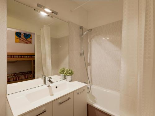 une salle de bain blanche avec un lavabo et une douche dans l'établissement Studio 4 pers. Centre Brides, Balcon Sud, Wi-Fi, à 200m Télécabine et Thermes - FR-1-512-82, à Brides-les-Bains