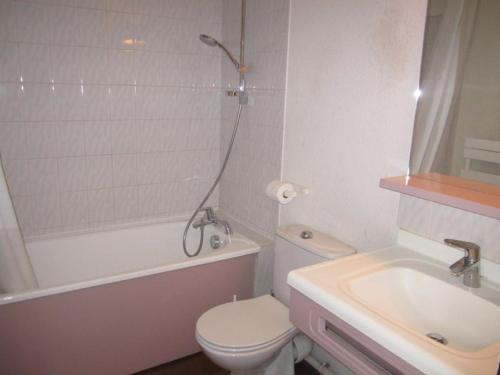 une salle de bain avec toilettes, lavabo et douche dans l'établissement Studio 4 Pers. - Centre, Balcon, Parking, Wifi, 200m Télécabine - FR-1-512-113, à Brides-les-Bains