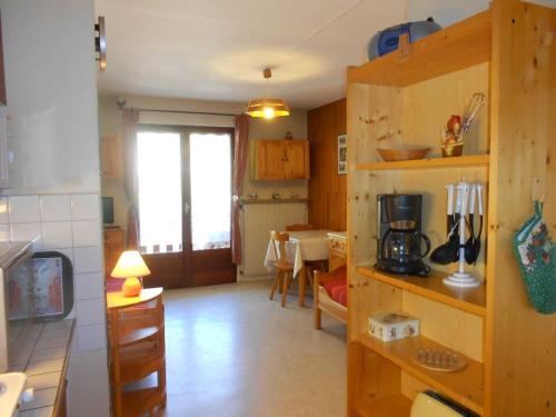 une pièce avec une cuisine et un salon dans l'établissement Studio 2 pers avec balcon est spacieux, centre station proche thermes et télécabine, parking inclus - FR-1-512-151, à Brides-les-Bains