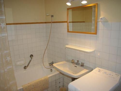 une salle de bain avec un lavabo, des toilettes et un miroir dans l'établissement Studio 2 pers avec balcon est spacieux, centre station proche thermes et télécabine, parking inclus - FR-1-512-151, à Brides-les-Bains