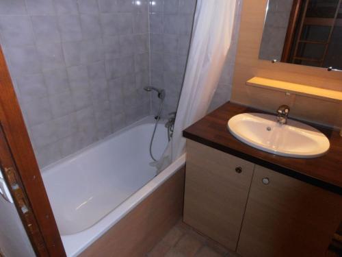 une salle de bain avec une baignoire blanche et un lavabo dans l'établissement Studio 2* avec 4 couchages, balcon, wifi et parking inclus à Brides-les-Bains - FR-1-512-152, à Brides-les-Bains