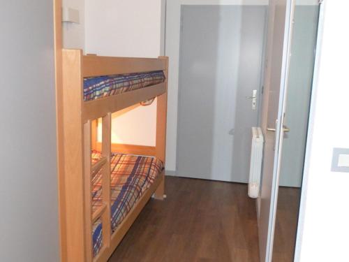 a room with two bunk beds and a hallway at Studio cosy pour 4 pers, centre-ville de Brides-les-Bains, WIFI, animaux admis - FR-1-512-157 in Brides-les-Bains