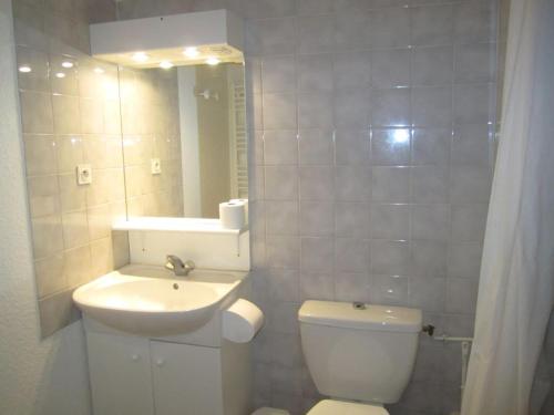 une salle de bain avec un lavabo, des toilettes et un miroir dans l'établissement Studio avec Balcon, WIFI et Parking - 4 pers, Proche Thermes, Brides-les-Bains - FR-1-512-164, à Brides-les-Bains