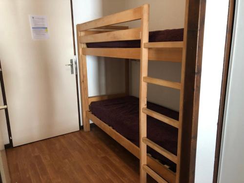 Cette chambre comprend 2 lits superposés et une porte. dans l'établissement Studio avec Balcon, WIFI et Parking - 4 pers, Proche Thermes, Brides-les-Bains - FR-1-512-164, à Brides-les-Bains