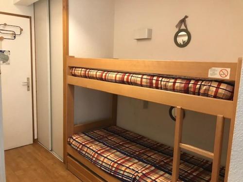 a couple of bunk beds in a room at Studio 4 Pers avec Balcon, Wi-Fi, Parking - Centre-ville Brides-les-Bains - FR-1-512-231 in Brides-les-Bains
