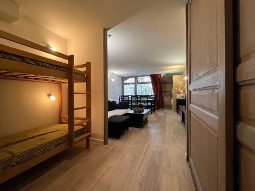une chambre avec des lits superposés et un salon dans l'établissement Appartement spacieux 8 pers avec balcon, parking et WiFi, proche centre et thermes - FR-1-512-214, à Brides-les-Bains