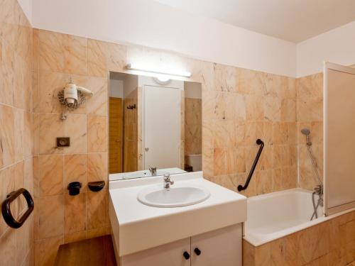 une salle de bain avec un lavabo et une baignoire dans l'établissement T1 bis 2* au centre de Brides-les-Bains, 4 pers, balcon, ascenseur, proche thermes et télécabines - FR-1-512-227, à Brides-les-Bains