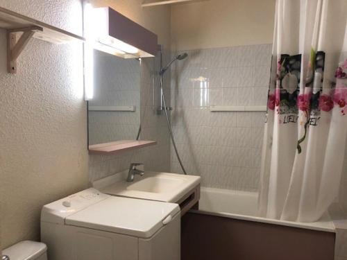 une salle de bain avec un lavabo, une douche et des toilettes dans l'établissement Studio cosy en centre-ville, à proximité des thermes et des pistes du domaine des Trois Vallées - FR-1-512-228, à Brides-les-Bains