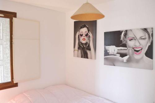 une chambre avec deux photos d'une femme sur le mur dans l'établissement 2 pièces cabine CAP D'AGDE CT610-223, au Cap d'Agde