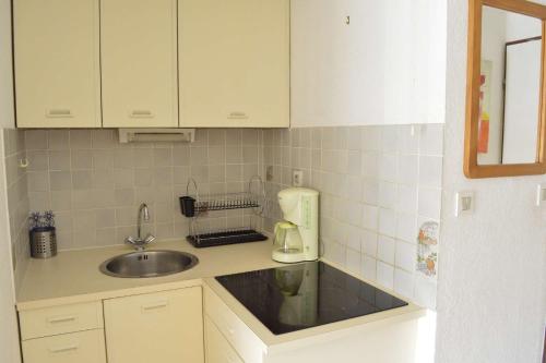 Il comprend une petite cuisine avec un évier et un comptoir. dans l'établissement 2 pièces cabine CAP D'AGDE CT610-223, au Cap d'Agde