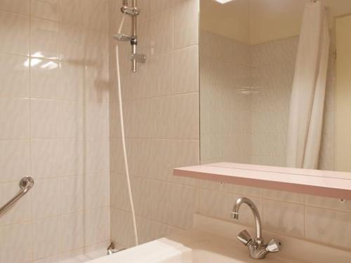a bathroom with a shower and a sink at Studio 4 pers centre-ville avec WiFi, parking et animaux acceptés - FR-1-512-234 in Brides-les-Bains