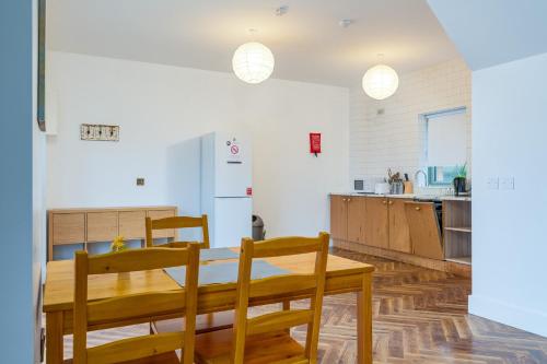 a kitchen and dining room with a table and chairs at Beautiful 3 Bed House, Sleeps 5 - No 4 Lyrath in Ashbourne