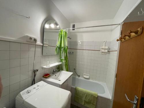 une salle de bain avec un lavabo, une baignoire et des toilettes dans l'établissement Studio Cosy 1* avec Balcon, au Centre de Brides-les-Bains, 2 Pers, Proche Thermes et Télécabine - FR-1-512-253, à Brides-les-Bains