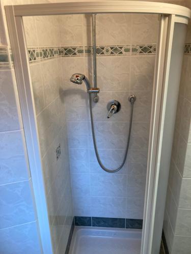 une douche avec un tuyau dans une salle de bain dans l'établissement Casa Margherita parking, à Zoagli