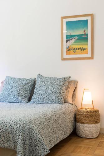 a bedroom with a bed and a picture on the wall at Gde Villa Familiale - Hossegor in Soorts-Hossegor
