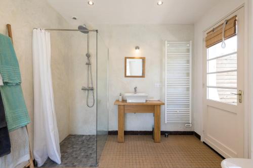 a bathroom with a glass shower and a sink at Gde Villa Familiale - Hossegor in Soorts-Hossegor