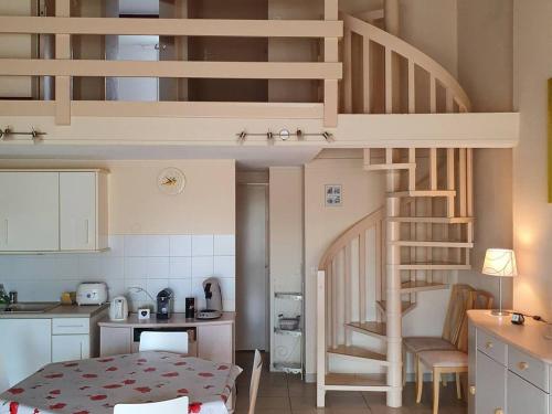 - une petite cuisine avec un escalier dans une petite pièce dans l'établissement Appartement Duplex Climatisé, Quartier Richelieu, Proche Plages, Garage, Cap d'Agde - FR-1-749-18, à Agde